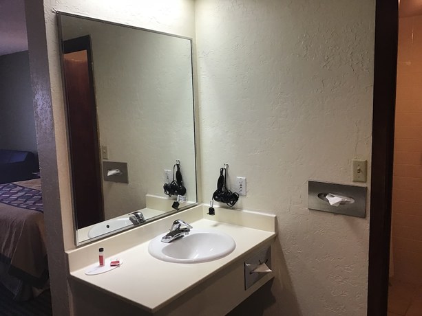 Imagen de la habitación del Hotel Super 8 by Wyndham Wendover. Foto 16