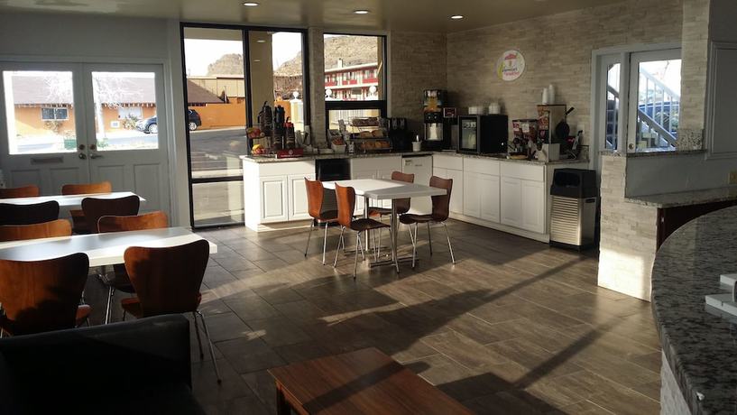 Imagen del bar/restaurante del Hotel Super 8 by Wyndham Wendover. Foto 4