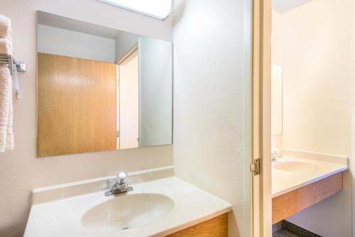 Imagen de la habitación del Hotel Super 8 by Wyndham West Middlesex/Sharon Area. Foto 5