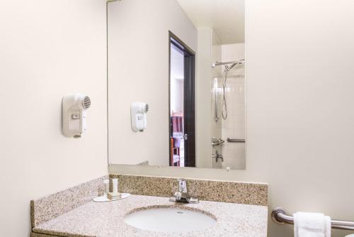 Imagen de la habitación del Hotel Super 8 by Wyndham Wheeling. Foto 7