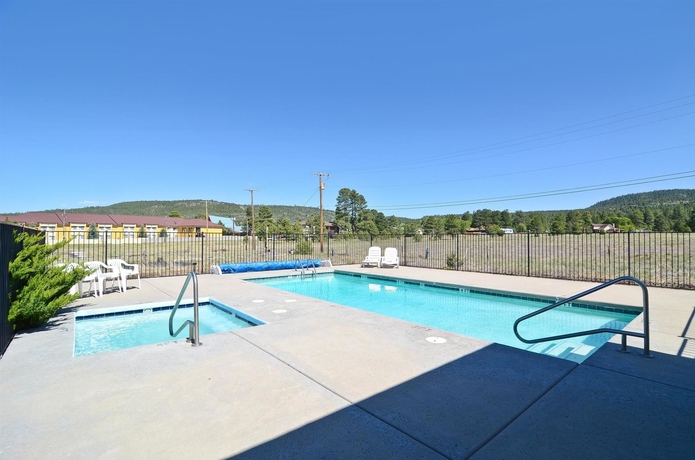 Imagen de la piscina del Hotel Super 8 by Wyndham Williams West Route 66/Grand Canyon Area. Foto 13