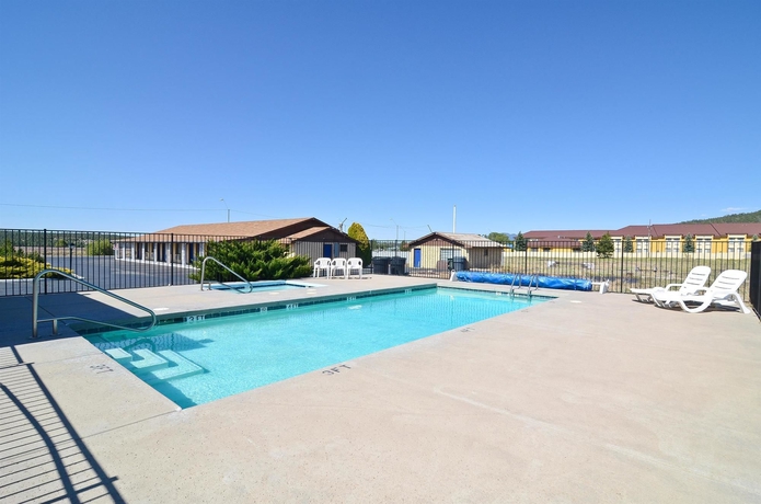 Imagen de la piscina del Hotel Super 8 by Wyndham Williams West Route 66/Grand Canyon Area. Foto 14