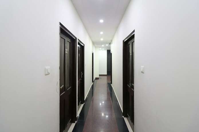Imagen de los interiores del Hotel Super Hotel O Jwalapur Near Railway Station. Foto 20