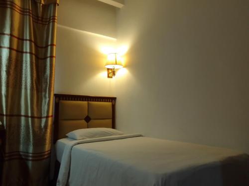 Imagen de la habitación del Hotel Super OYO 90464 Borneo Suites. Foto 17