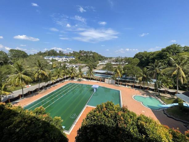 Imagen de la piscina del Hotel Super OYO Capital O 90146 Alh Continental Resort. Foto 8