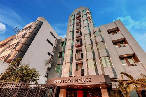 Imagen general del Hotel Super OYO Townhouse 2 Hotel Gunung Sahari. Foto 16