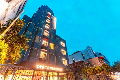 Imagen general del Hotel Super OYO Townhouse 2 Hotel Gunung Sahari. Foto 1