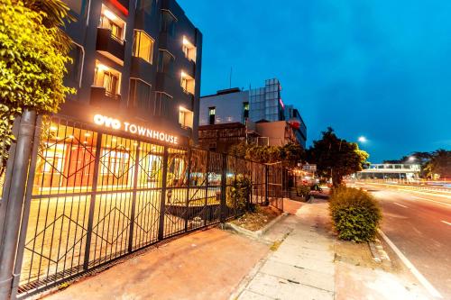 Imagen general del Hotel Super OYO Townhouse 2 Hotel Gunung Sahari. Foto 6