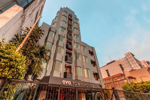 Imagen general del Hotel Super OYO Townhouse 2 Hotel Gunung Sahari. Foto 7