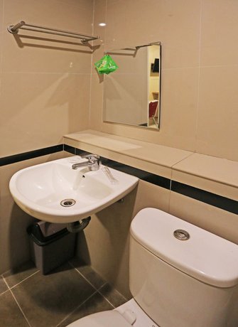 Imagen de la habitación del Hotel Super Oyo Townhouse Oak Fiducia Serpong, Kota Tangerang Selatan. Foto 17