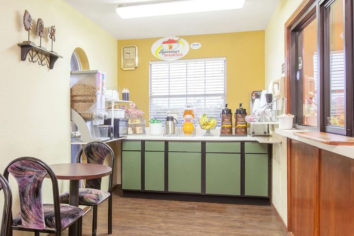 Imagen del bar/restaurante del Hotel Super Stay Inn and Suites. Foto 4