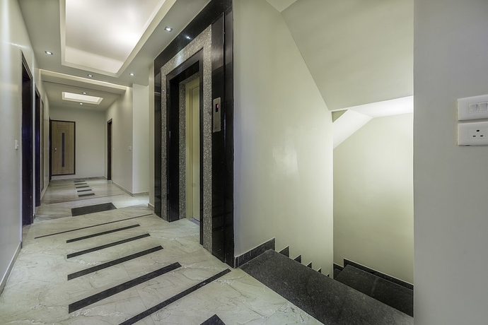 Imagen de los interiores del Hotel Super Townhouse Bani Park Formerly Aroma Residency. Foto 16