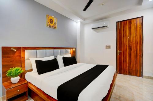 Imagen de la habitación del Hotel Super Townhouse Status By Sbg Near Anand Vihar Vaishali Metro Station. Foto 12