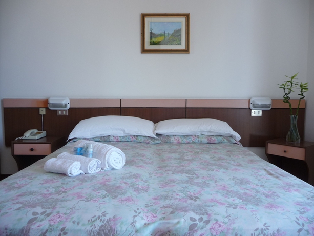Imagen de la habitación del Hotel Suprem. Foto 5