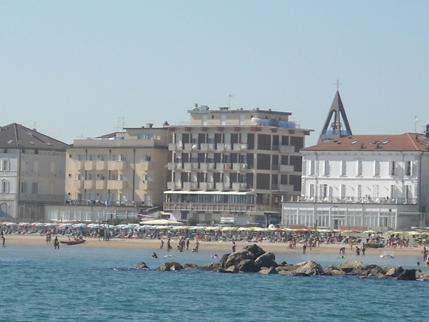 Imagen de los exteriores del Hotel Suprem. Foto 13