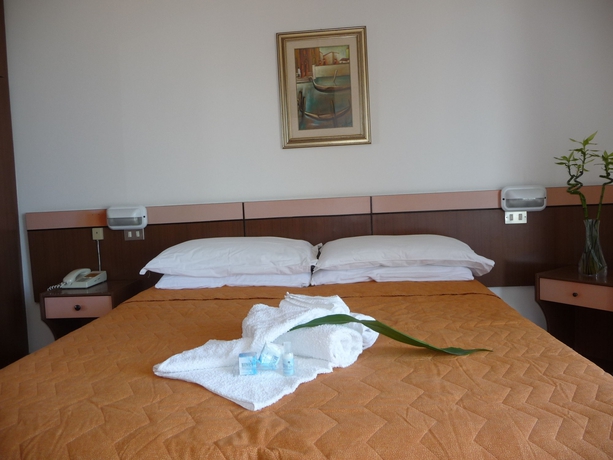 Imagen de la habitación del Hotel Suprem. Foto 7