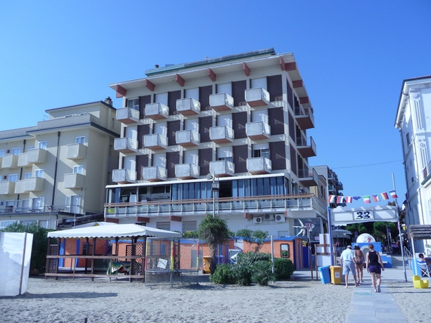 Imagen de los exteriores del Hotel Suprem. Foto 15