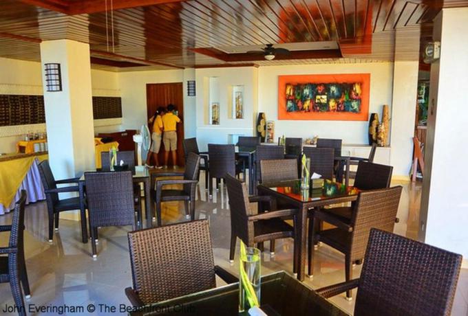 Imagen del bar/restaurante del Hotel Sur Beach Resort. Foto 11