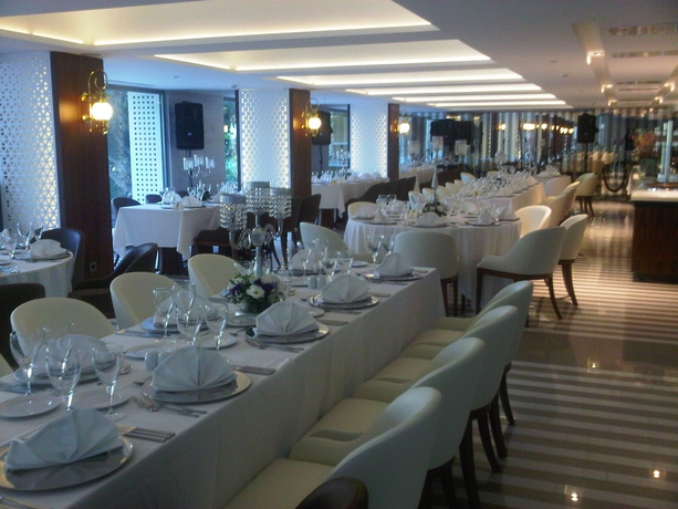 Imagen del bar/restaurante del Hotel Sura Luxury Million and Spa. Foto 2