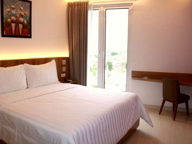 Imagen de la habitación del Hotel Surabaya River View. Foto 15