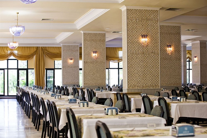 Imagen del bar/restaurante del Hotel Sural Saray. Foto 2