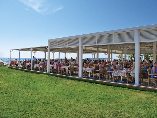 Imagen del bar/restaurante del Hotel Sural Saray. Foto 3