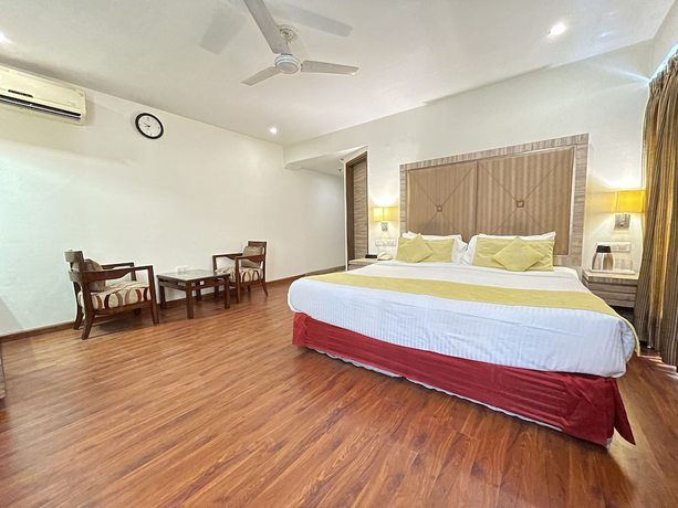 Imagen de la habitación del Hotel Surasena Regalvista. Foto 8