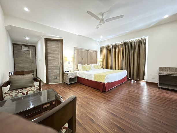 Imagen de la habitación del Hotel Surasena Regalvista. Foto 9