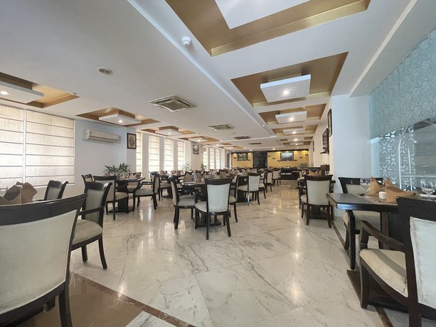 Imagen del bar/restaurante del Hotel Surasena Regalvista. Foto 4