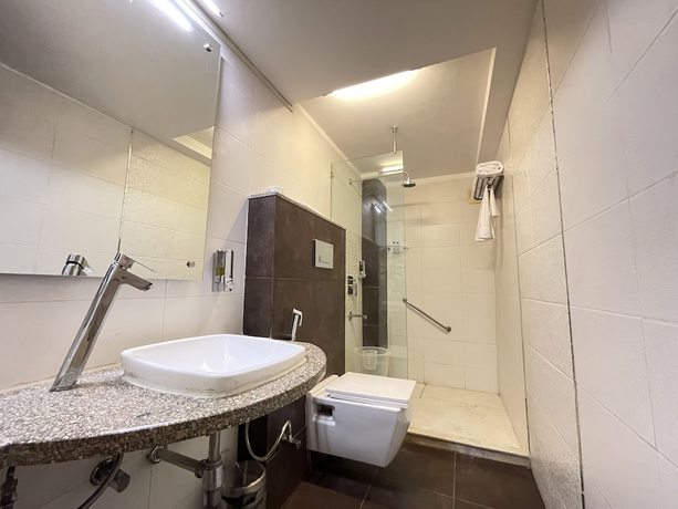 Imagen de la habitación del Hotel Surasena Regalvista. Foto 10