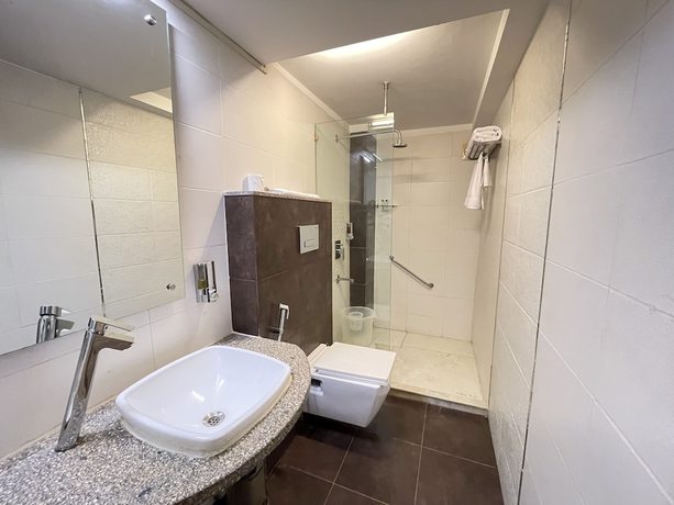 Imagen de la habitación del Hotel Surasena Regalvista. Foto 11
