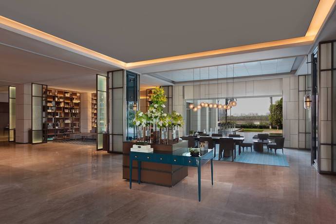 Imagen del bar/restaurante del Hotel Surat Marriott. Foto 2