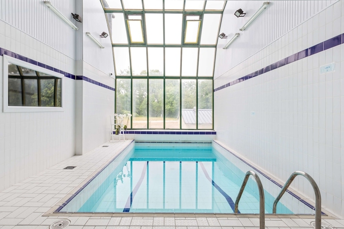 Imagen de la piscina del Hotel Sure By Best Western Argentan. Foto 19