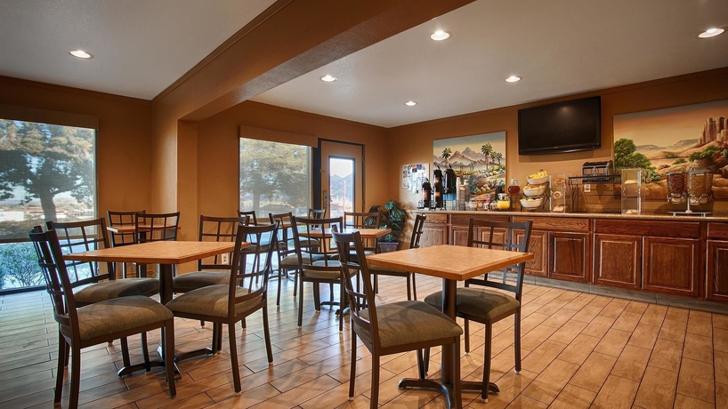 Imagen del bar/restaurante del Hotel Sure Stay Plus By Best Western Twentynine Palms Joshua Tree. Foto 5