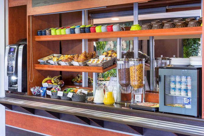 Imagen del bar/restaurante del Hotel Sure by Best Western Saint-Amand-Les-Eaux. Foto 8