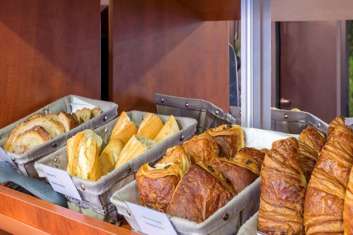 Imagen del bar/restaurante del Hotel Sure by Best Western Saint-Amand-Les-Eaux. Foto 9