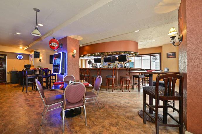 Imagen del bar/restaurante del Hotel SureStay Collection by Best Western Genetti. Foto 2