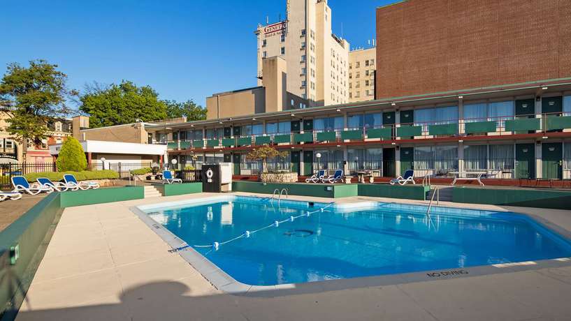 Imagen de la piscina del Hotel SureStay Collection by Best Western Genetti. Foto 10