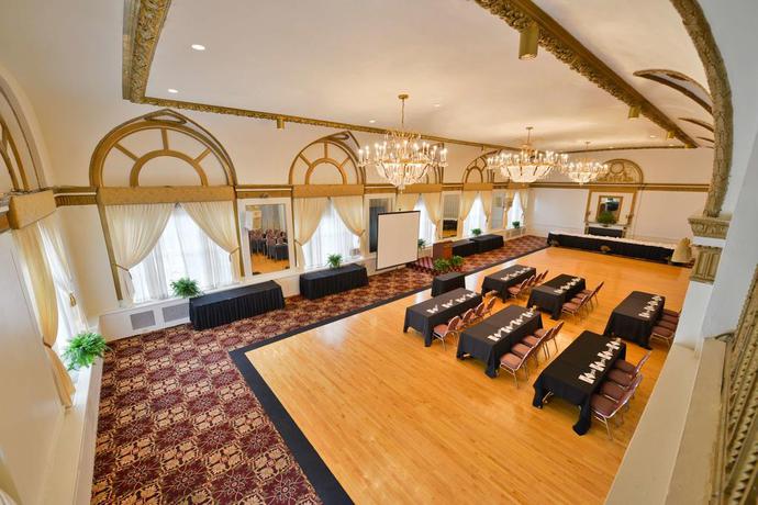 Imagen de los interiores del Hotel SureStay Collection by Best Western Genetti. Foto 9
