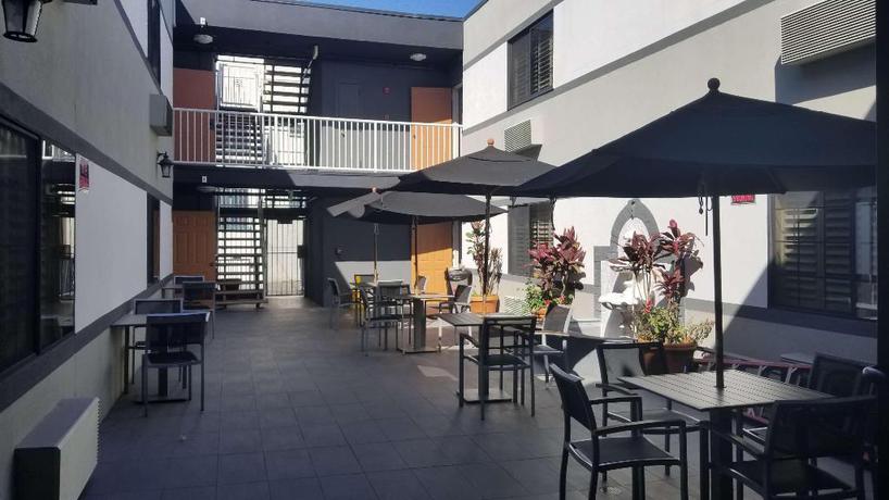 Imagen del bar/restaurante del Hotel SureStay Hotel by Best Western Beverly Hills West. Foto 2