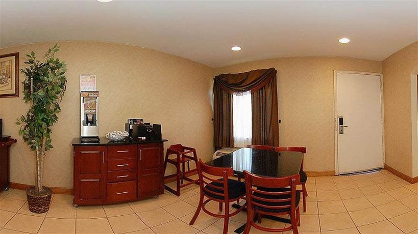 Imagen del bar/restaurante del Hotel SureStay Hotel by Best Western East Brunswick. Foto 2