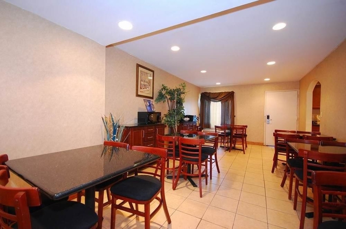 Imagen del bar/restaurante del Hotel SureStay Hotel by Best Western East Brunswick. Foto 3