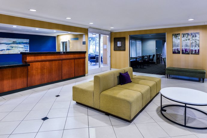 Imagen de los interiores del Hotel SureStay Hotel by Best Western Ontario Airport. Foto 18