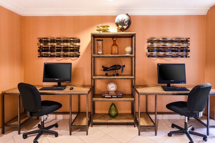 Imagen de los interiores del Hotel SureStay Hotel by Best Western Ontario Airport. Foto 19