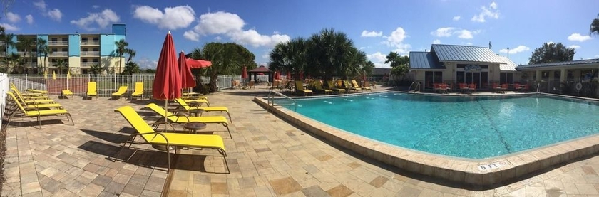 Imagen de la piscina del Hotel SureStay Plus by BW Orlando International Drive. Foto 13