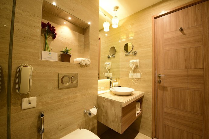 Imagen de la habitación del Hotel SureStay Plus by Best Western Amritsar. Foto 15
