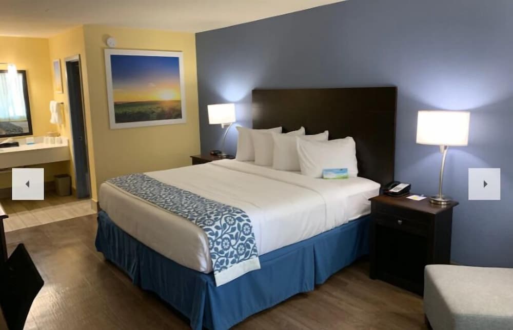 Imagen de la habitación del Hotel SureStay Plus by Best Western Beaumont. Foto 6