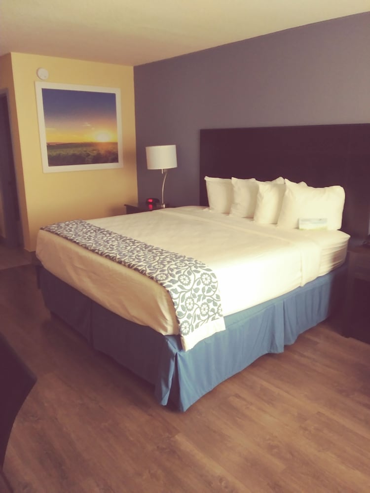 Imagen de la habitación del Hotel SureStay Plus by Best Western Beaumont. Foto 7