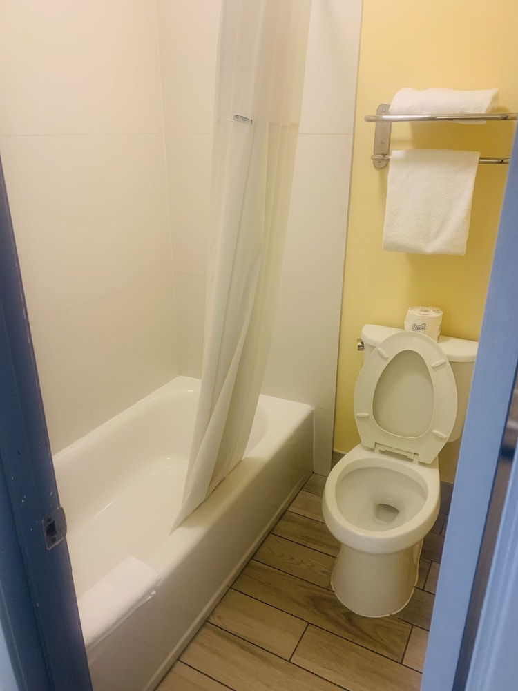 Imagen de la habitación del Hotel SureStay Plus by Best Western Beaumont. Foto 8