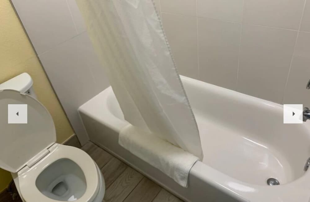 Imagen de la habitación del Hotel SureStay Plus by Best Western Beaumont. Foto 9